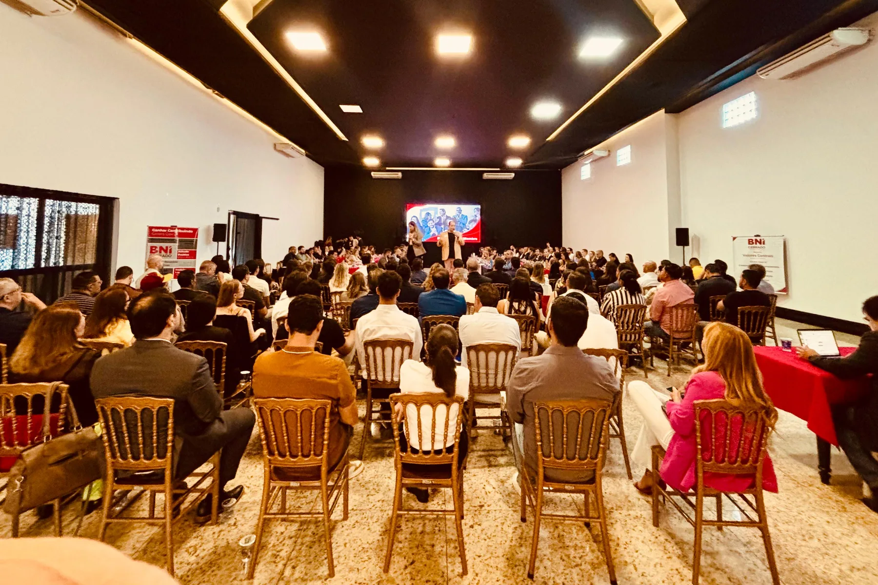 Sala cheia de empresários durante uma reunião de uma equipe do BNI Goiás